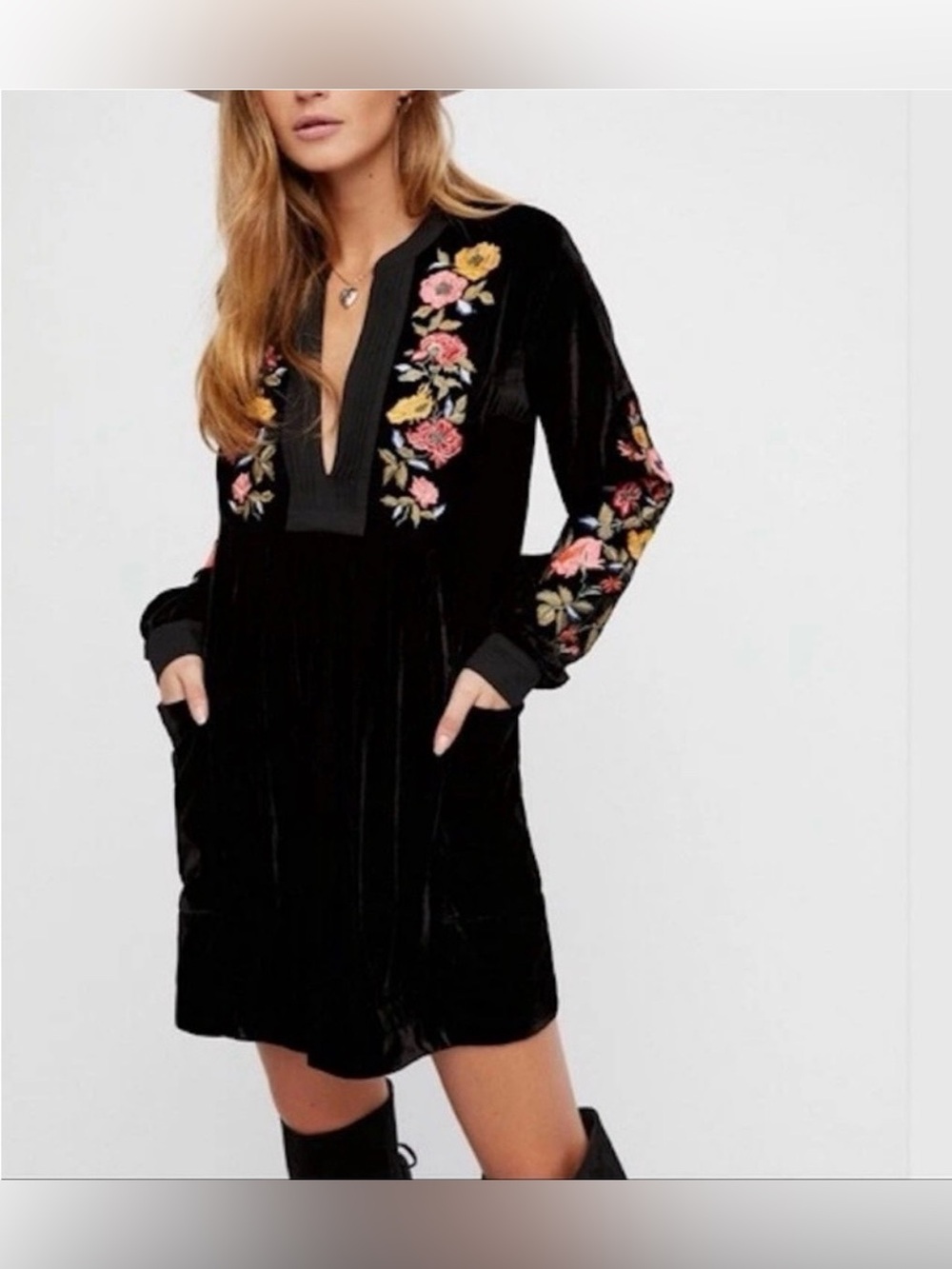 Free People Mia Embroidered floral
Black Velvet Tunic Dress Size XS V-Neck Dress